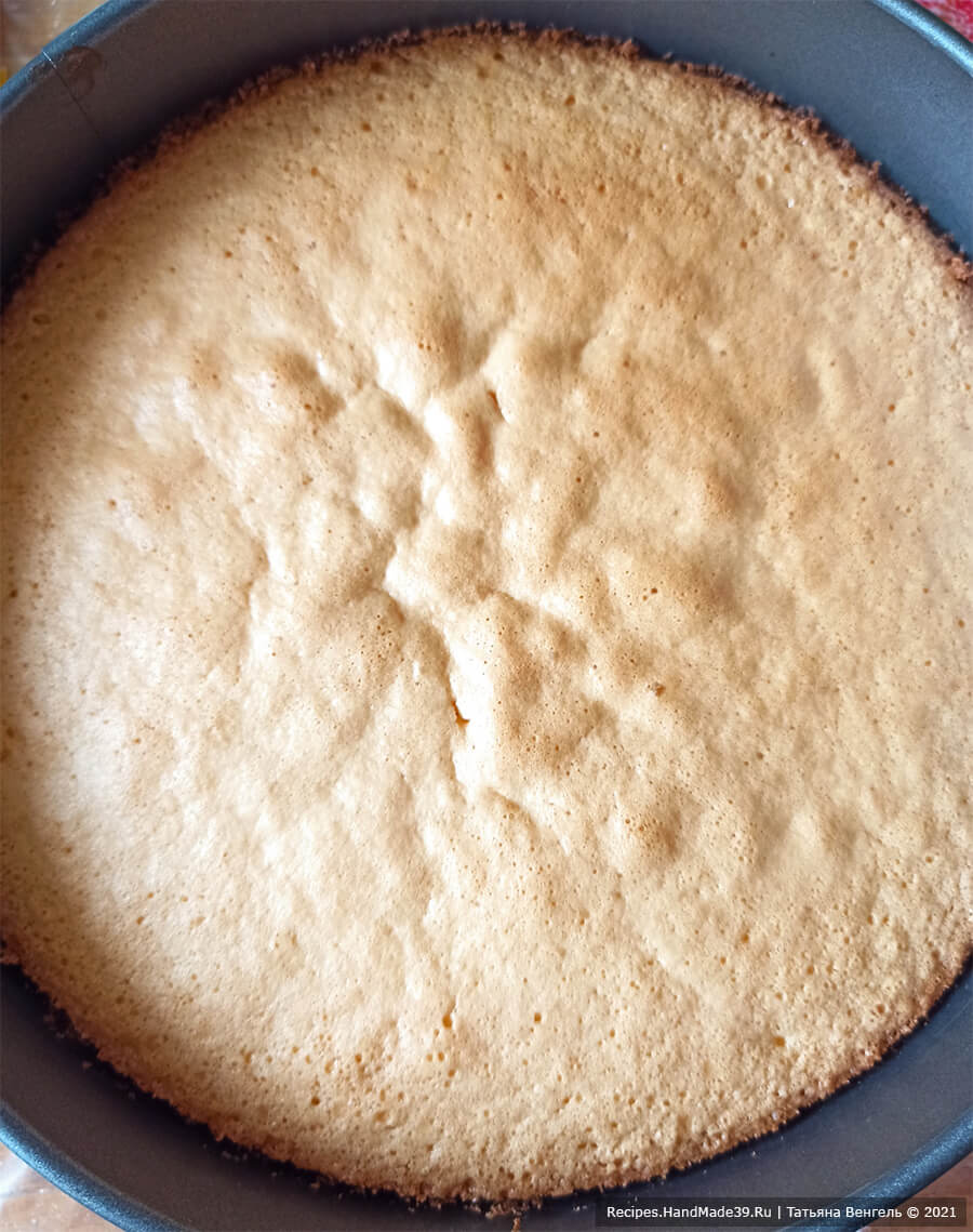 Торт «А-ля тирамису» – фото шаг 6. Выпекать бисквит около 30 минут в духовке, разогретой до температуры 180 °C