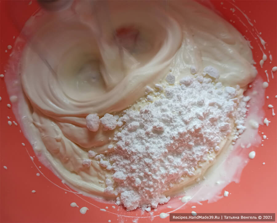 Торт «А-ля тирамису» – фото шаг 8. Приготовление крема: холодные сливки взбить до мягких пиков, ввести сахарную пудру и взбить в плотную массу