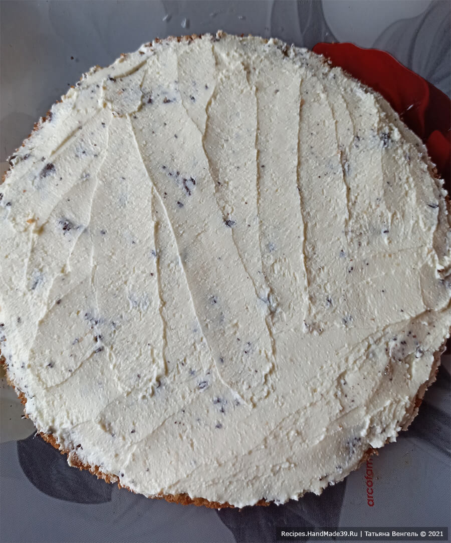 Торт «А-ля тирамису» – фото шаг 13. Нанести слой крема