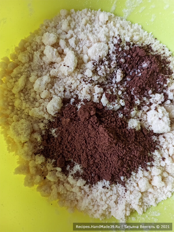 Шведский сырник – фото шаг 5. Разделить массу на две части, в одну часть добавить какао-порошок