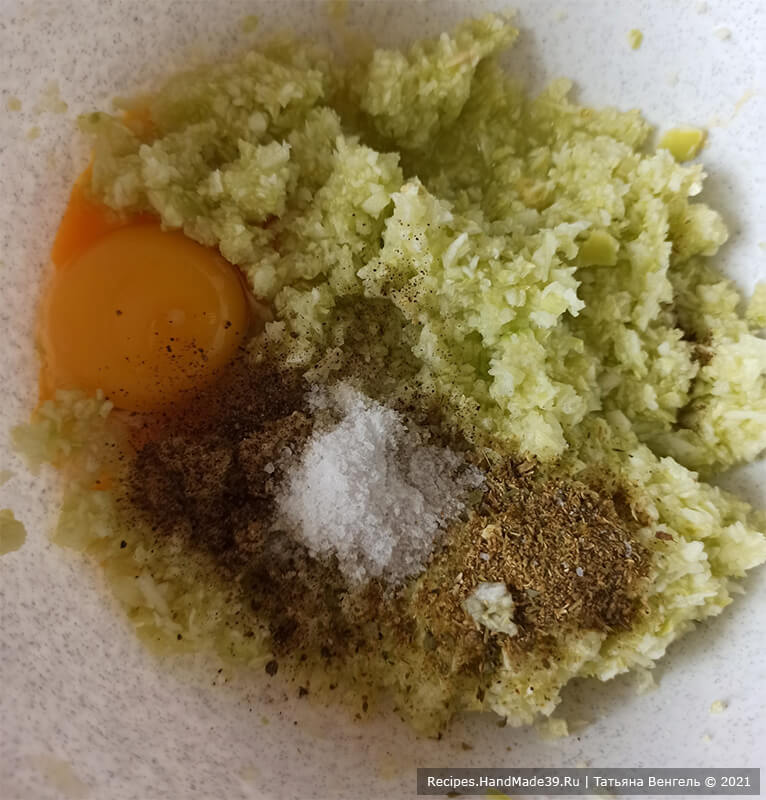 Кабачковые оладьи с творогом – фото шаг 2. Добавить яйцо, соль, перец, специи по вкусу, перемешать