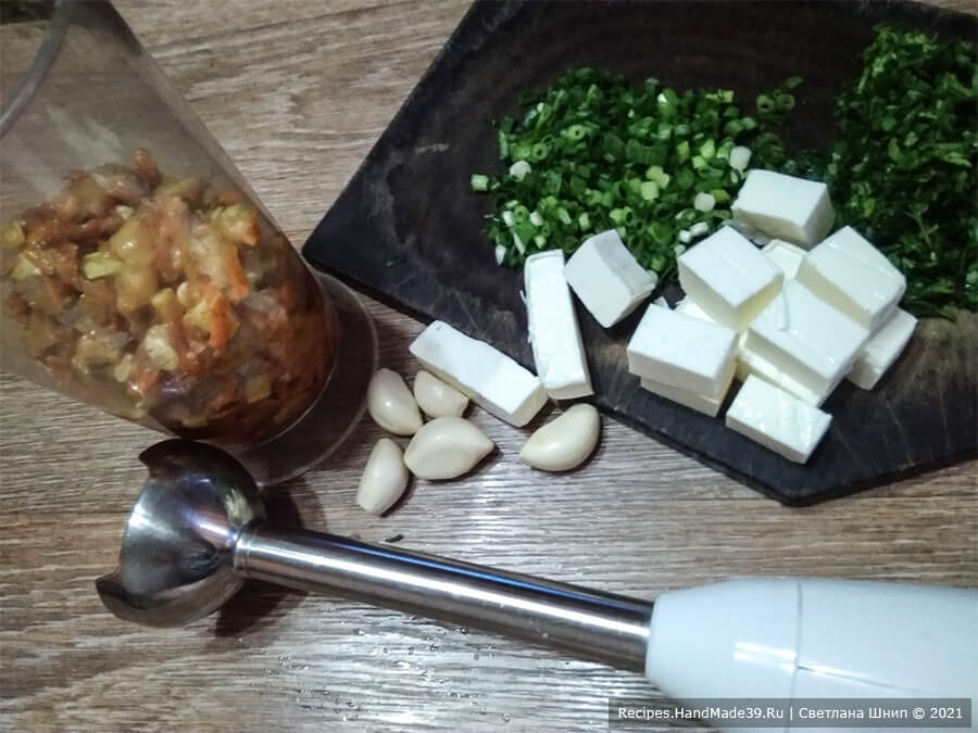 Намазка из кабачков – фото шаг 5. Соединить все овощи в блендере. Добавить сырки, нарезанные на небольшие кусочки