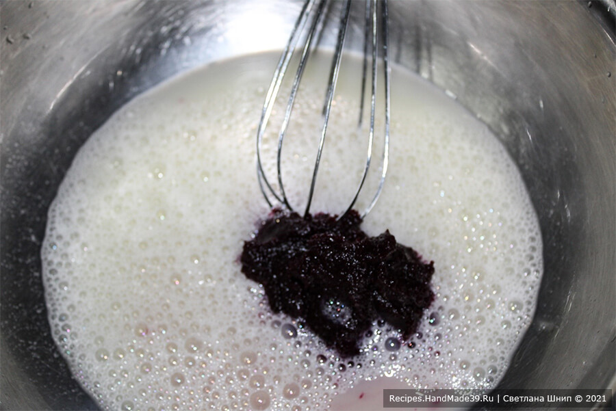 Свекольные пельмени – фото шаг 2. В миску влить минеральную воду, добавить яйцо, пюре свёклы и растительное масло
