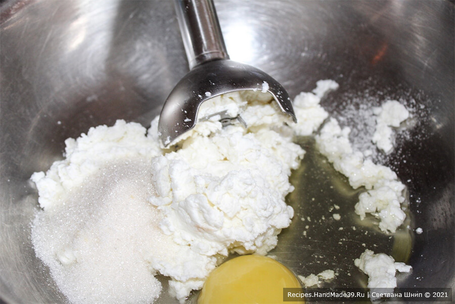 Брауни-чизкейк – фото шаг 6. Для творожного слоя соединить творожный сыр, яйцо, сахар