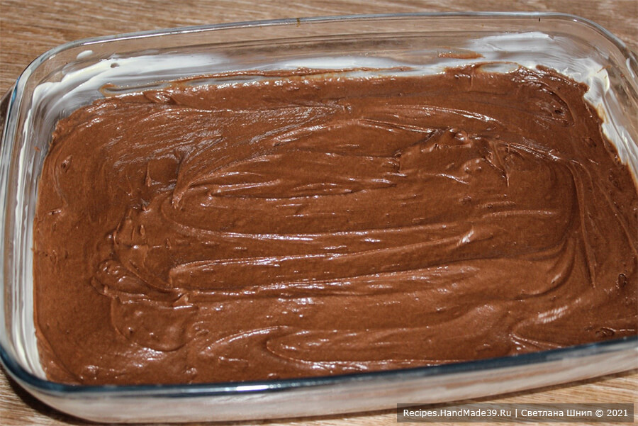 Брауни-чизкейк – фото шаг 8. В форму для выпечки, смазанную маслом, выложить 2/3 шоколадного теста