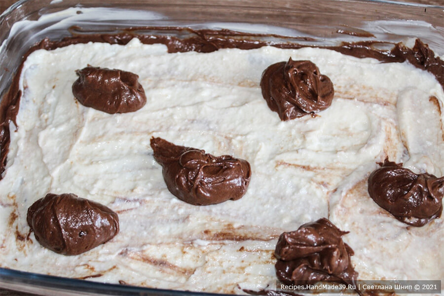 Брауни-чизкейк – фото шаг 10. Дальше островками выложить оставшееся шоколадное тесто