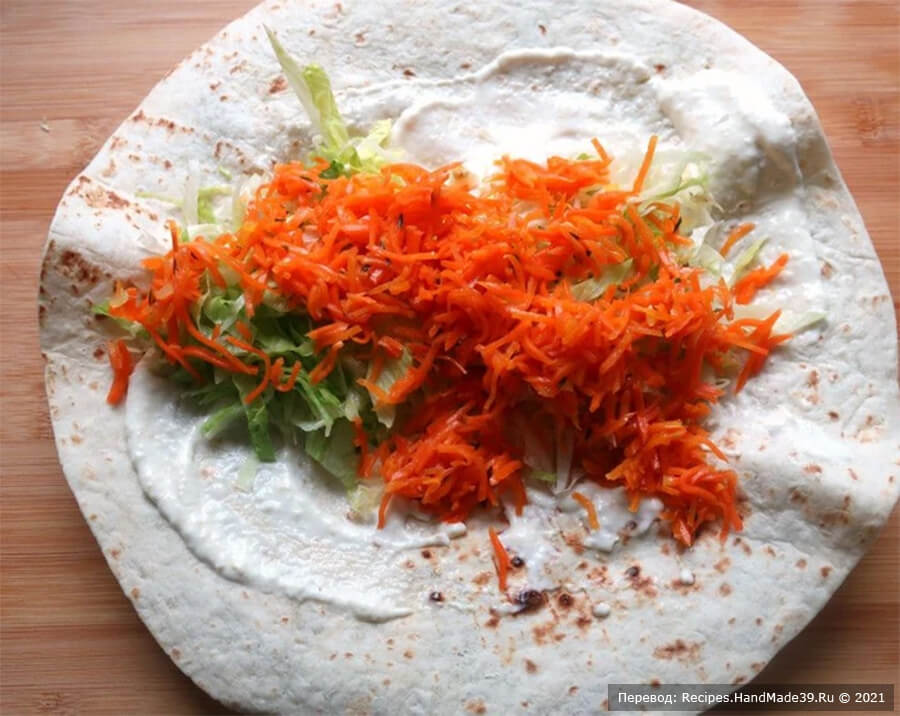 Буррито с колбасками – фото шаг 5. Морковь натереть на мелкой тёрке, выложить поверх салата