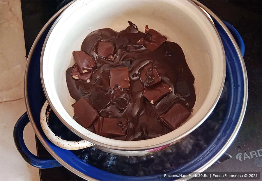 Пирожное «Кранчин-Манчин» – фото шаг 2. Шоколад растопить на водяной бане