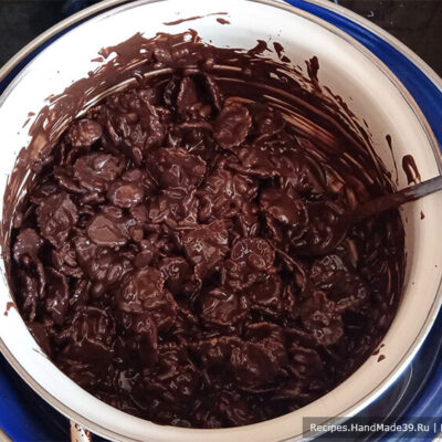 Пирожное «Кранчин-Манчин» – фото шаг 4. Растопленный шоколад, семечки и кукурузные хлопья хорошо перемешать