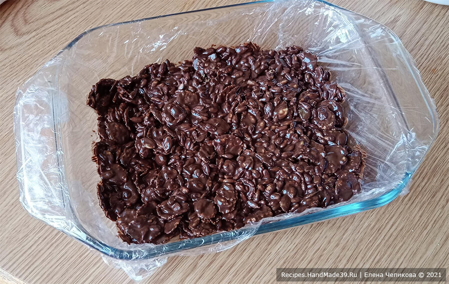 Пирожное «Кранчин-Манчин» – фото шаг 5. Форму выстлать пищевой плёнкой. Выложить шоколадную массу, разровнять ложкой
