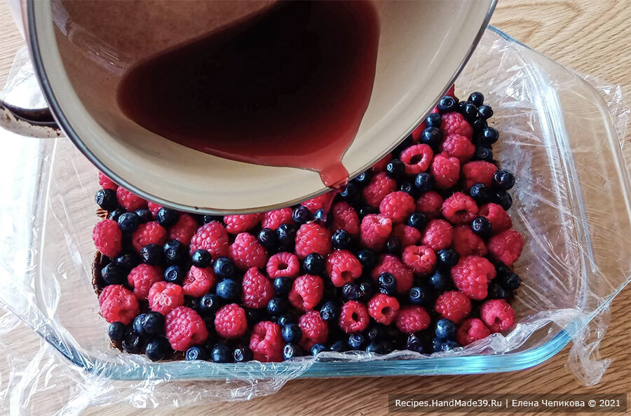 Пирожное «Кранчин-Манчин» – фото шаг 8. Залить ягоды на шоколадной основе желе, поставить в холодильник на 1 ч