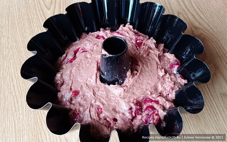 Шоколадный кекс с вишней – фото шаг 7. Тесто выложить в форму для выпечки, смазанную маслом