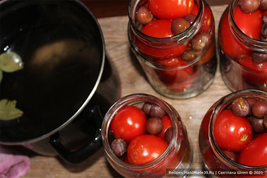 Помидоры со сливами – фото шаг 8. Второй раз залить помидоры со сливами рассолом, добавить лавровый лист, гвоздику и чёрный перец горошком, уксус