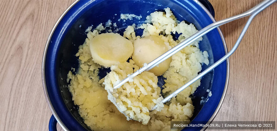 Штрудель с картофелем и грибами – фото шаг 1. Картофель отварить, размять толкушкой или натереть на тёрке