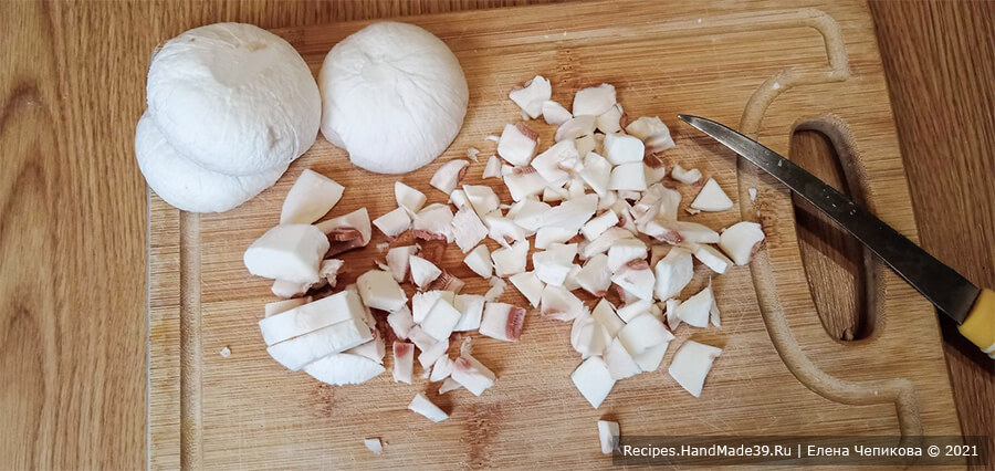 Штрудель с картофелем и грибами – фото шаг 2. Грибы промыть, почистить, нарезать кубиками