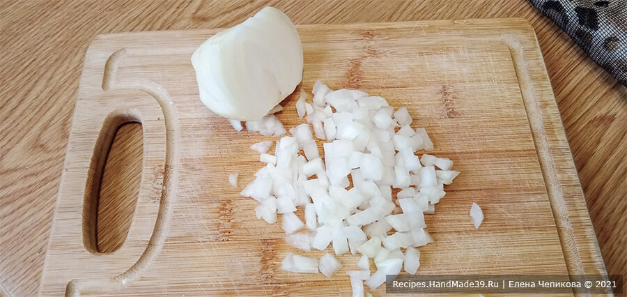 Штрудель с картофелем и грибами – фото шаг 3. Лук очистить, нарезать кубиками