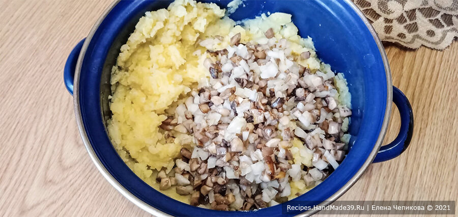 Штрудель с картофелем и грибами – фото шаг 5. Соединить картофельную массу, обжаренные грибы, лук