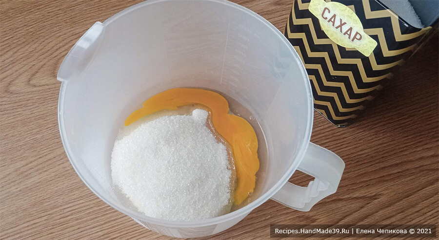 Пирог на чайной заварке – фото шаг 1. Соединить яйцо и сахар, взбить миксером