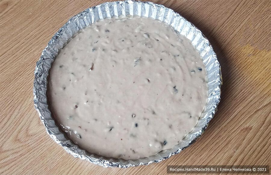 Пирог на чайной заварке – фото шаг 6. Вылить тесто в форму для выпечки, предварительно смазанную растительным маслом