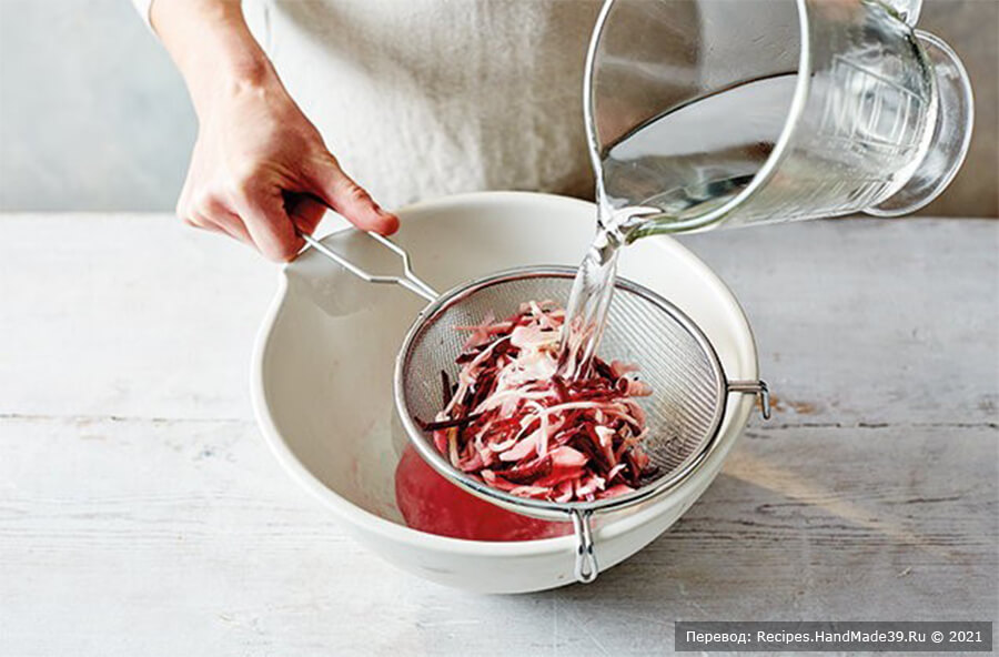 Кимчи из белокочанной капусты – фото шаг 2. Капусту и свёклу слить и оставшейся водой промойте 3 раза, чтобы избавиться от избытка соли