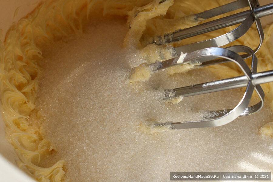 Зефиросэндвич с клубничным зефиром – фото шаг 1. Добавить сахарную пудру (или сахар), пробить миксером