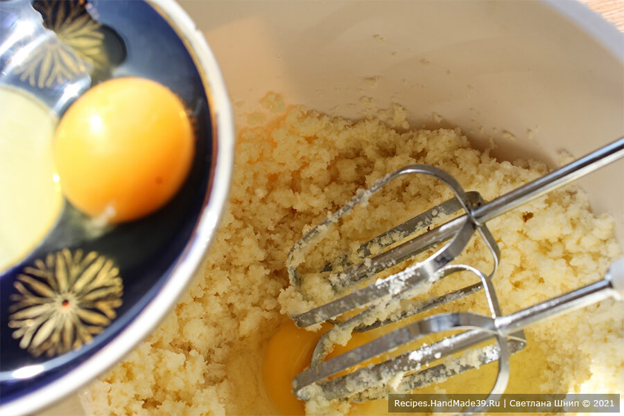 Зефиросэндвич с клубничным зефиром – фото шаг 2. Добавить яичный желток с солью