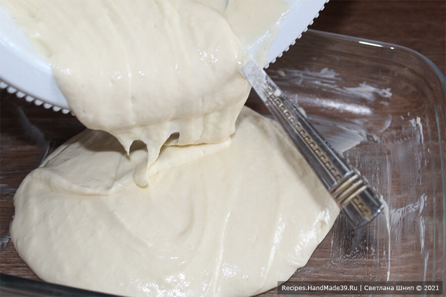 Пирог с творожным кремом – фото шаг 7. Форму для выпечки смазать или застелить пергаментом для выпечки. Вылить тесто