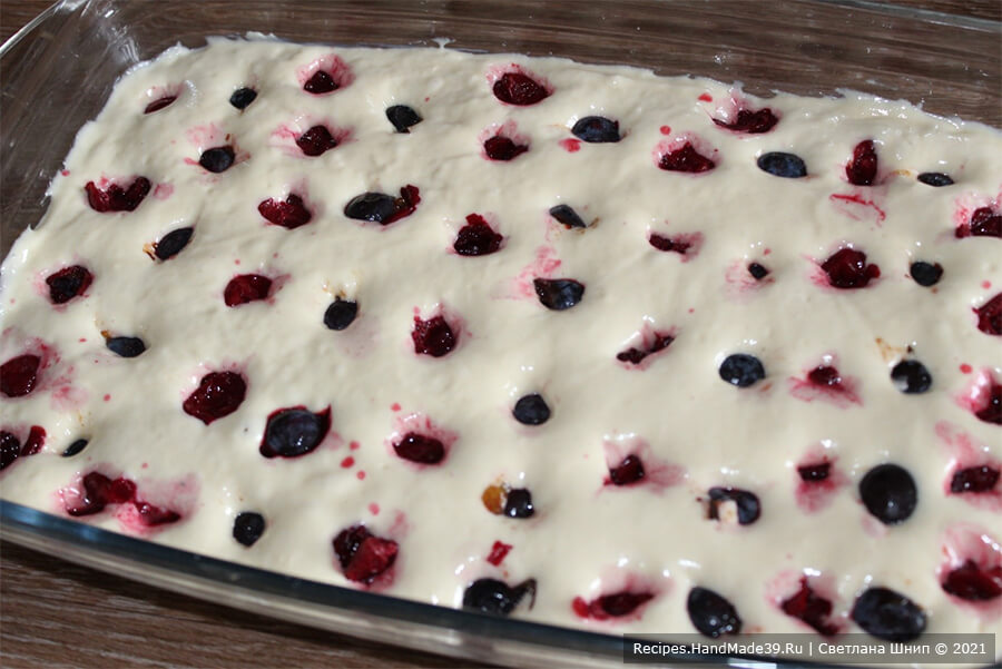 Пирог с творожным кремом – фото шаг 8. Аккуратно разровнять тесто и распределить ягоды