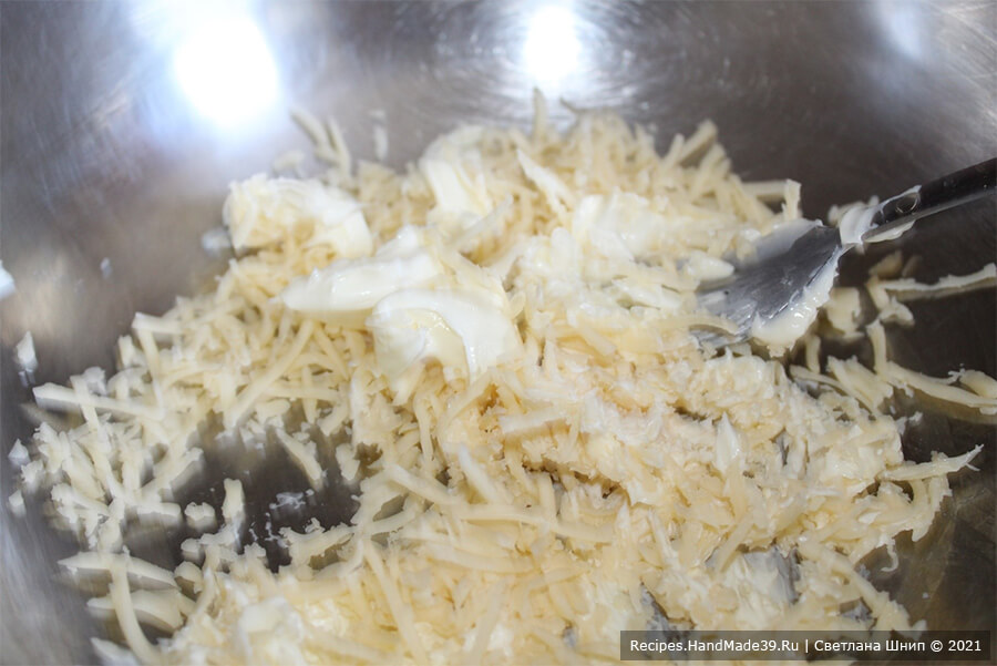 Печенье с горчицей и сыром – фото шаг 1. Сыр натереть на крупной тёрке. Соединить со сливочным маслом до однородности