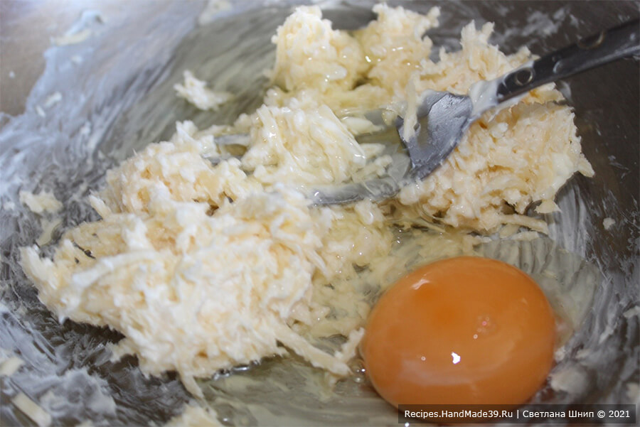 Печенье с горчицей и сыром – фото шаг 2. Добавить в массу яйцо