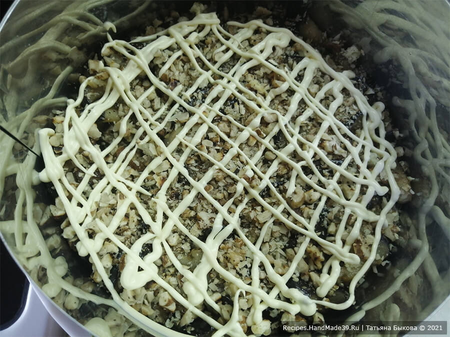 Салат с баклажанами – фото шаг 3. Орехи подсушить на сковороде. Орехи мелко порубить, посыпать ими баклажаны. Покрыть сеткой из майонеза