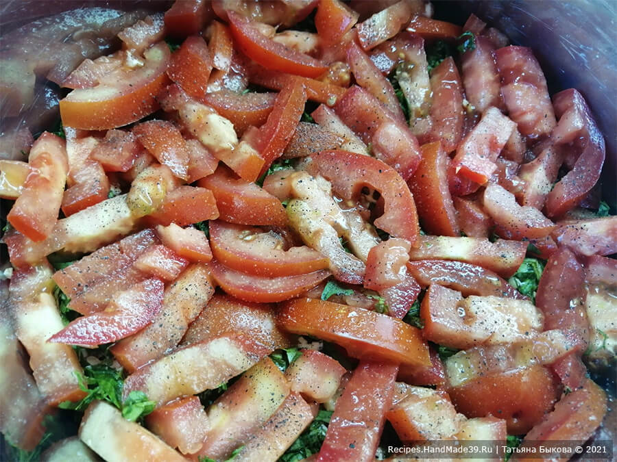 Салат с баклажанами – фото шаг 6. Выложить помидоры следующим слоем, немного присолить
