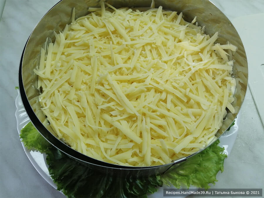 Салат с баклажанами – фото шаг 8. Сыр натереть на крупной тёрке, выложить поверх яиц