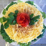 Слоёный салат с баклажанами, помидорами и сыром