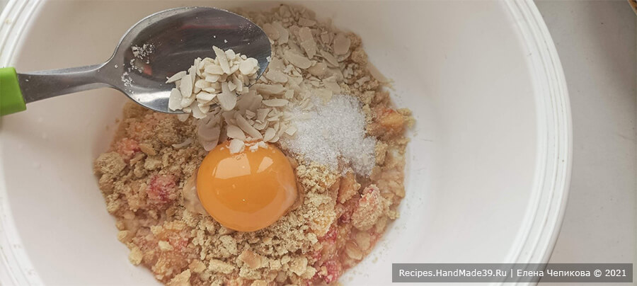 Персики с начинкой – фото шаг 4. Добавить яичный желток, сахар и измельчённые орехи