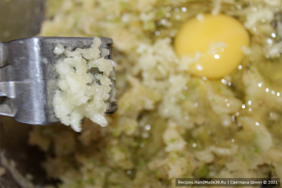 Котлеты из картофеля и кабачков – фото шаг 4. Добавить в массу яйцо и чеснок, пропущенный через пресс