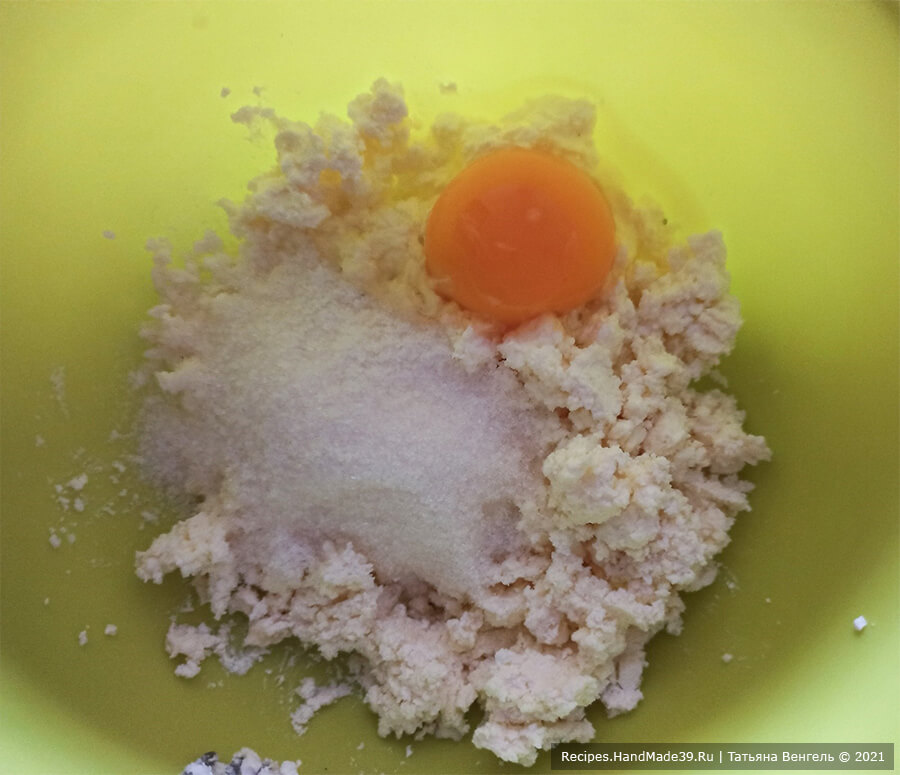 Творожные оладьи – фото шаг 1. Соединить творог, сахар, соль, яйцо, ванильный сахар, перемешать