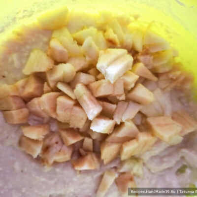 Творожные оладьи – фото шаг 3. Вместо яблока в тесто можно добавить любой нарезанный фрукт