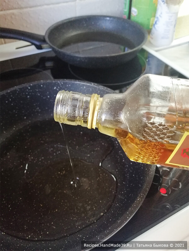 Баклажаны в кисло-сладком соусе – фото шаг 11. Налить на сковородку растительное масло и ложку кунжутного для аромата