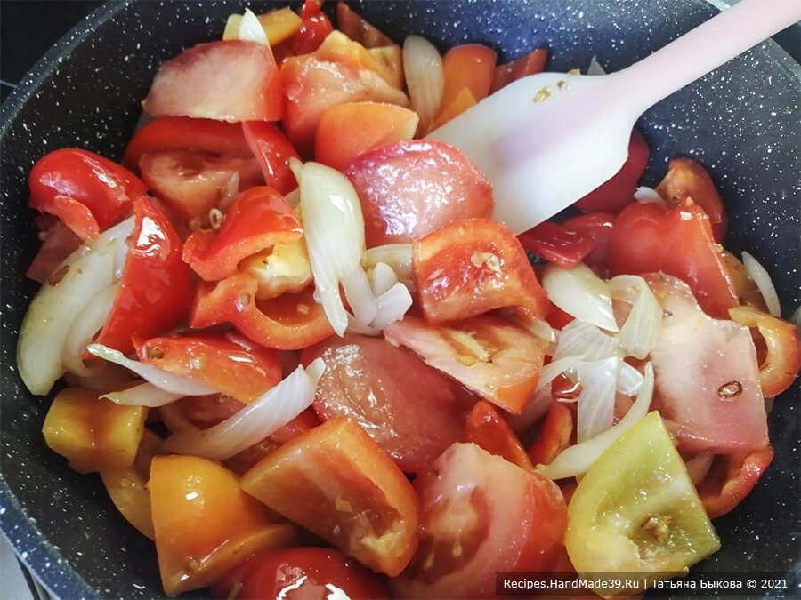 Баклажаны в кисло-сладком соусе – фото шаг 14. Добавить помидоры, помешивать 1-2 минуты
