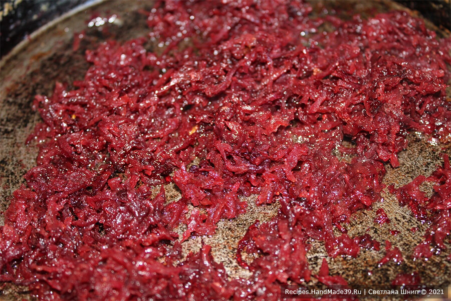 Салат с блинами «Букет роз» – фото шаг 1. Свёклу натереть на средней тёрке и слегка обжарить на подсолнечном масле