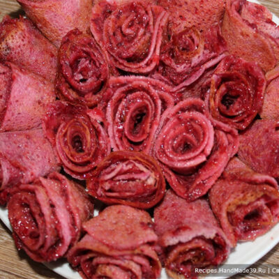 Салат с блинами «Букет роз» – фото шаг 7. Блинные «розочки» с намазкой