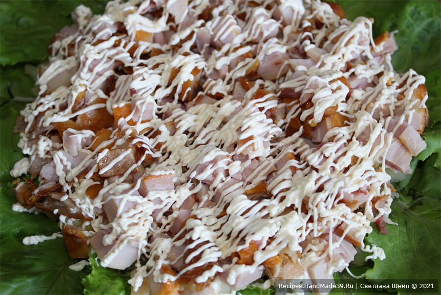 Салат с блинами «Букет роз» – фото шаг 10. 2 слой: курица + сетка из майонеза