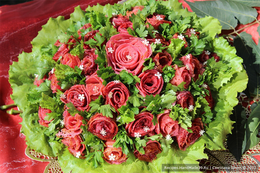 Салат с блинами «Букет роз» – фото шаг 14. Верх салата украсить блинными «розами» и зеленью. Приятного аппетита!