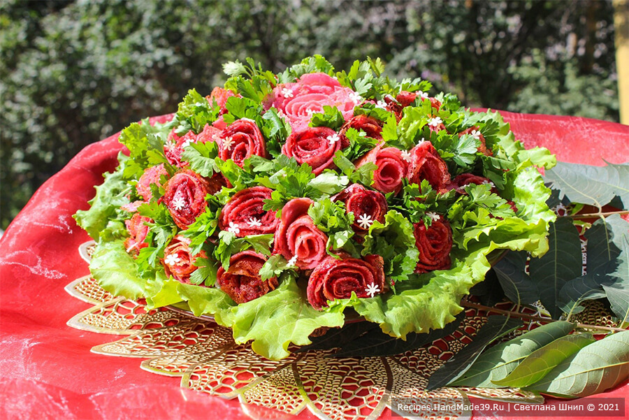 Слоёный салат с блинами «Букет роз»