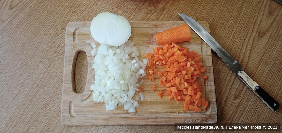 Суп-пюре из цветной капусты – фото шаг 1. Репчатый лук и морковь очистить, мелко нарезать