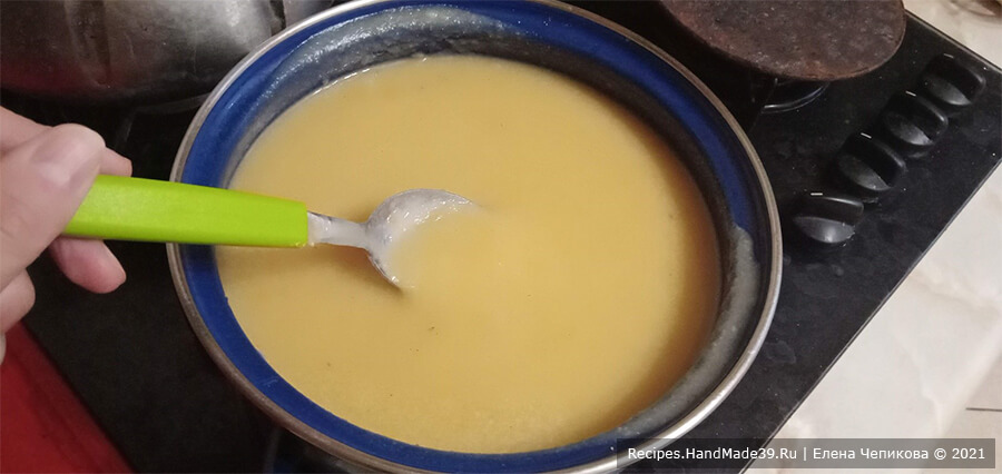 Суп-пюре из цветной капусты – фото шаг 7. Пюре выложить в кастрюлю, добавить капустный отвар, перемешать, добавить соль, перец. Проварить суп-пюре 3 минуты