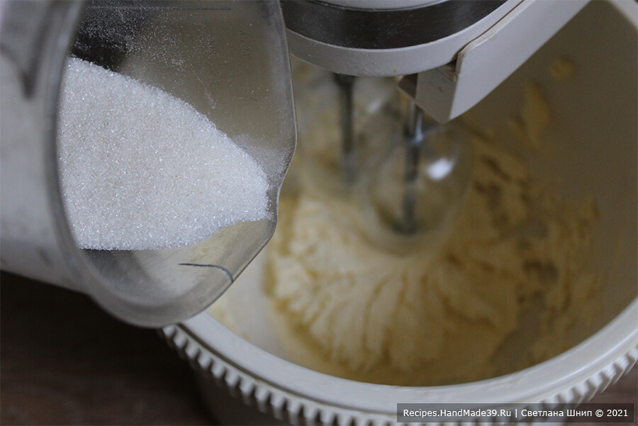Закрытый сливовый пирог – фото шаг 2. Сливочное масло взбить, постепенно добавляя сахар и ванильный сахар