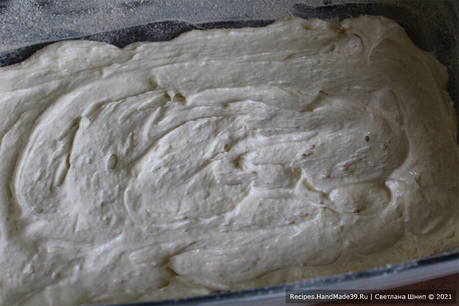 Закрытый сливовый пирог – фото шаг 6. Первую часть теста распределить по форме, предварительно смазанной маслом