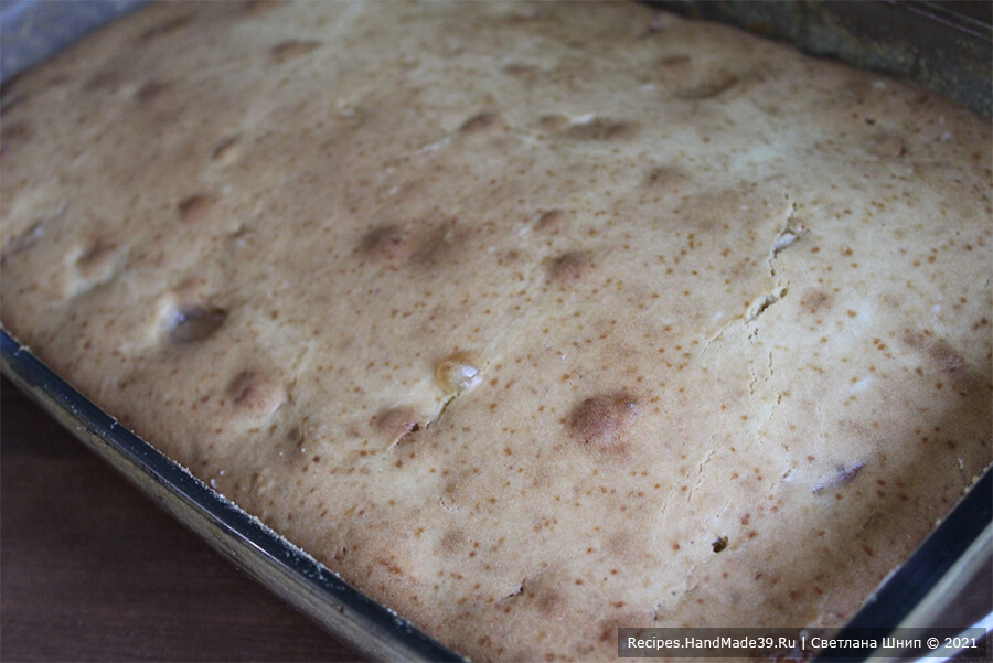 Закрытый сливовый пирог – фото шаг 10. Выпекать пирог 60 минут в духовке, разогретой до температуры 200 °C